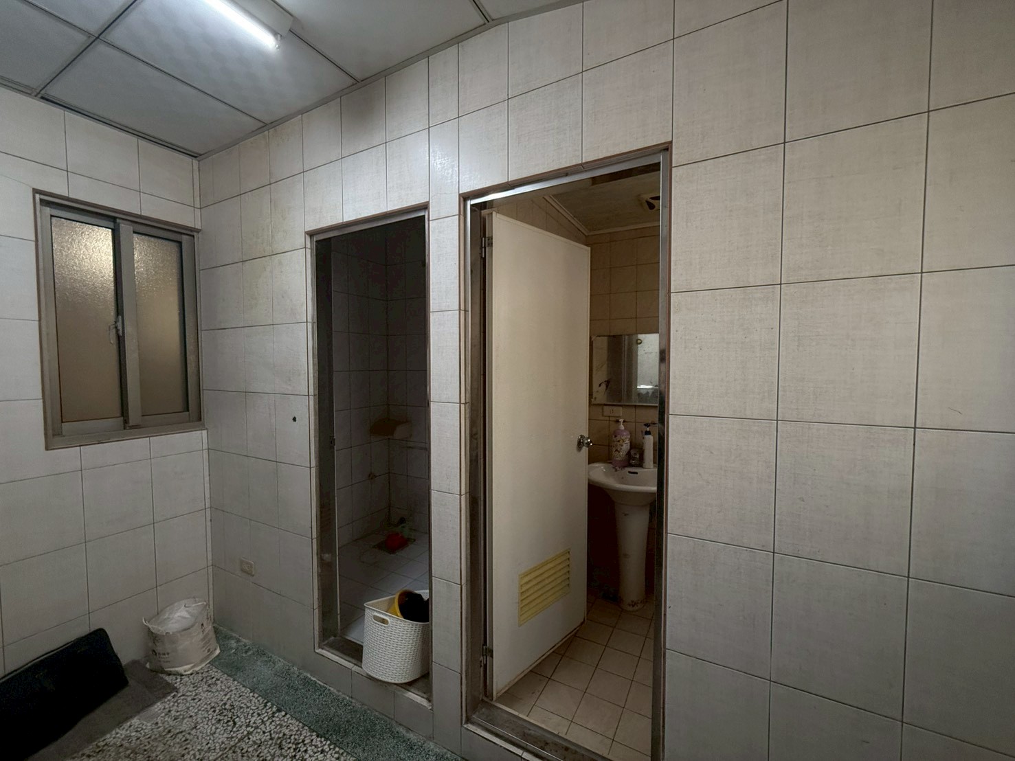 豐原衛浴 施工前 雜亂明管全景