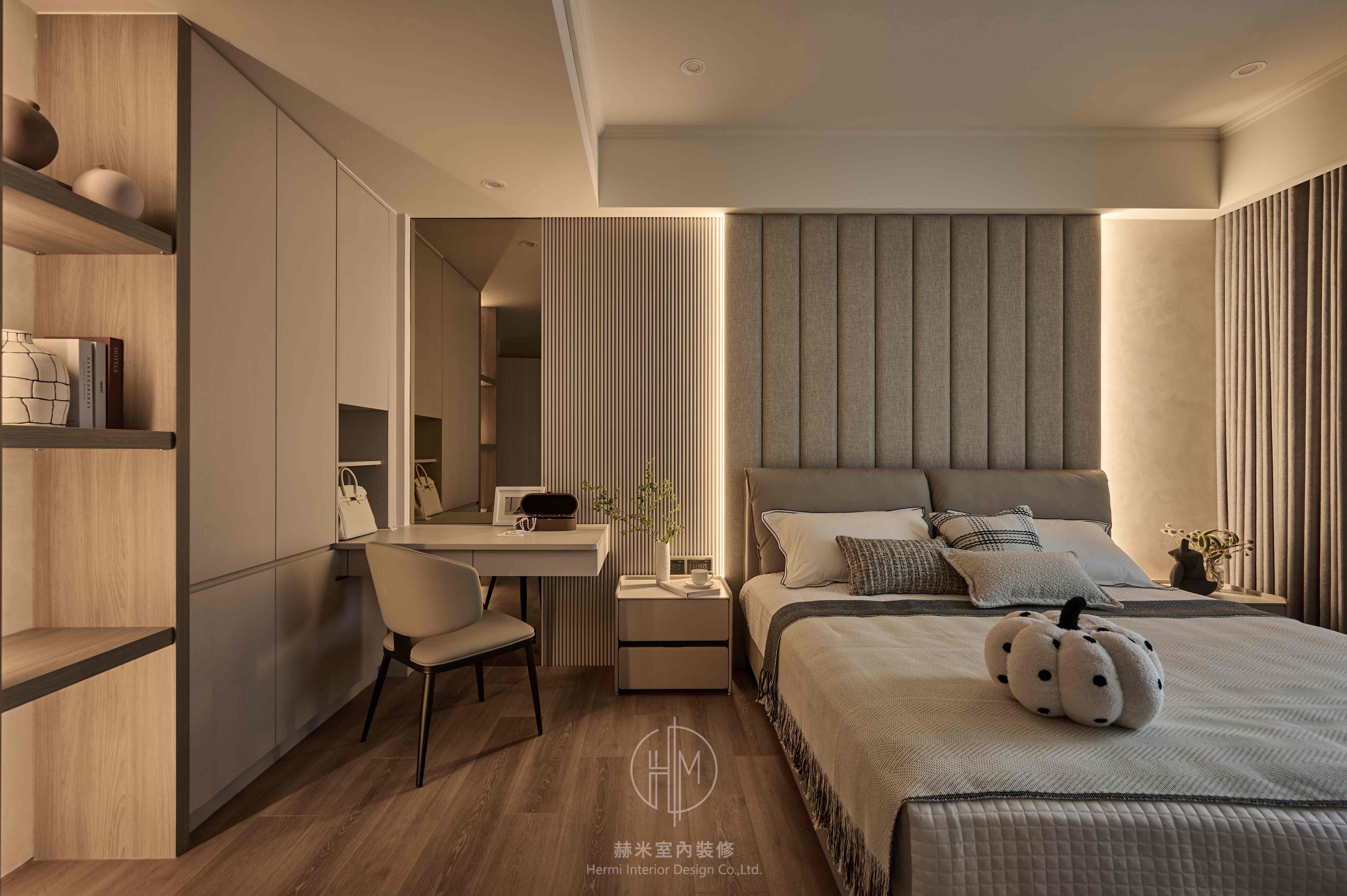 主臥床頭弧線設計